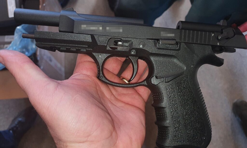 Elev din Predeal, împușcat în cap, la școală, cu un pistol airsoft / Mesaj anonim pe aplicația „Spune, pe bune, ce se întâmplă la tine în școală” / Inspectoratul Școlar Județean Brașov confirmă incidentul