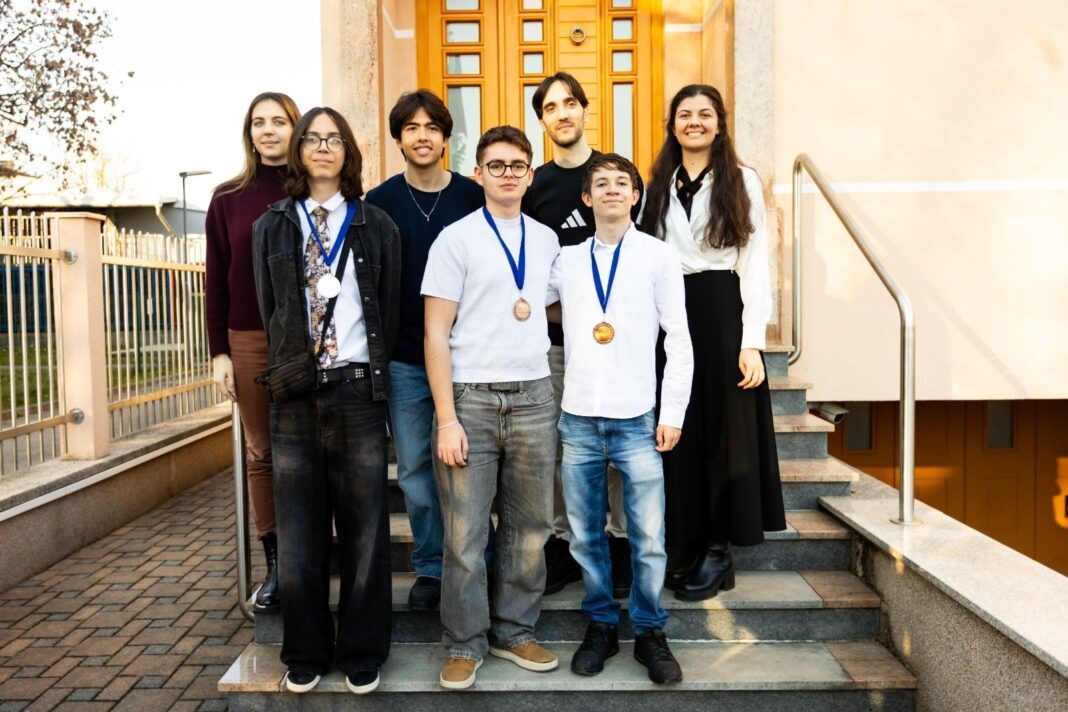Elevi medaliaţi la Olimpiada Internaţională de Iarnă de Inteligenţă Artificială/ Ţoiu: Sunt cei mai buni ambasadori