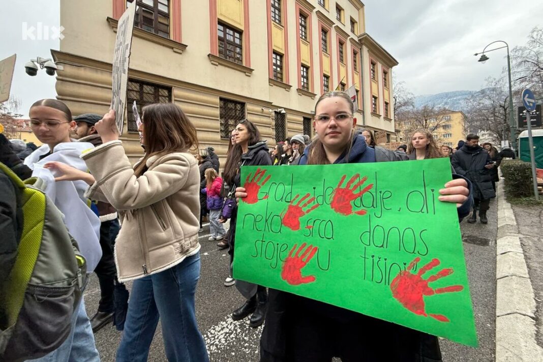”Este un sistem care ucide” / Val de furie în rândul tinerilor bosniaci: Cer „dreptate” în stradă după un accident de tramvai la Sarajevo soldat cu moartea unui student