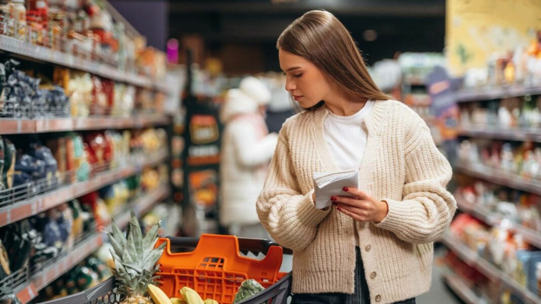 Etichete pe produsele din România cu două termene distincte pentru vânzare și consum, propuse pentru reducerea risipei alimentare. Context: legea anti-risipă, în vigoare din 2024