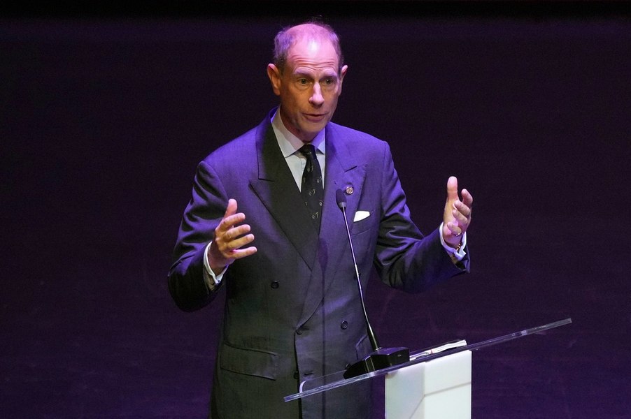 Familia regală britanică rupe tăcerea în scandalul Epstein. Prințul Edward: „Sunt foarte multe victime”