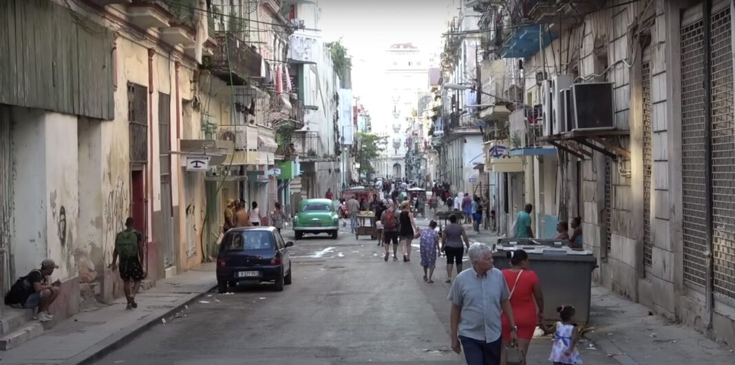 Fără petrol, fără lumini, puține zboruri. Presiunea lui Trump plasează Cuba într-o situație întunecată. Președintele SUA crede că insula comunistă va fi următoarea care va cădea sub dominația americană – dar nu este clar cum va duce blocada la o schimbare de regim