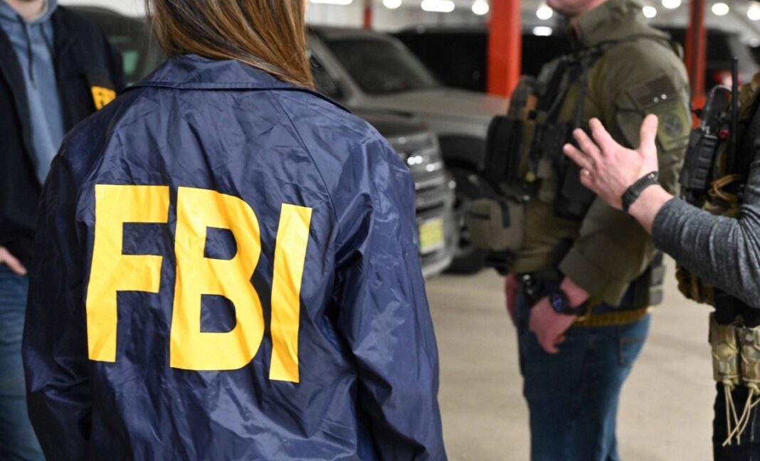 FBI concediază agenţi implicaţi în ancheta ce privește dosarele secrete păstrate de Trump după primul mandat