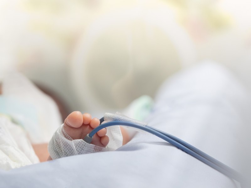 Fetiță de patru ani, în comă, după ce ar fi fost lovită cu bestialitate. Ce le-a spus mama polițiștilor