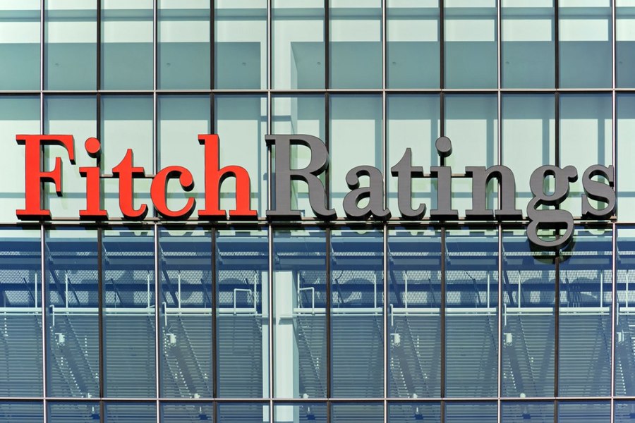 Fitch menține ratingul României la BBB-, cu perspectivă negativă. Principalele riscuri: inflație ridicată și riscuri politice