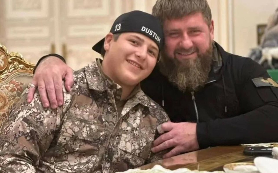 Fiului lui Ramzan Kadîrov i-a fost scoasă splina, e slăbit și riscă să-și piardă vedere. Gărzile sale, în stare gravă
