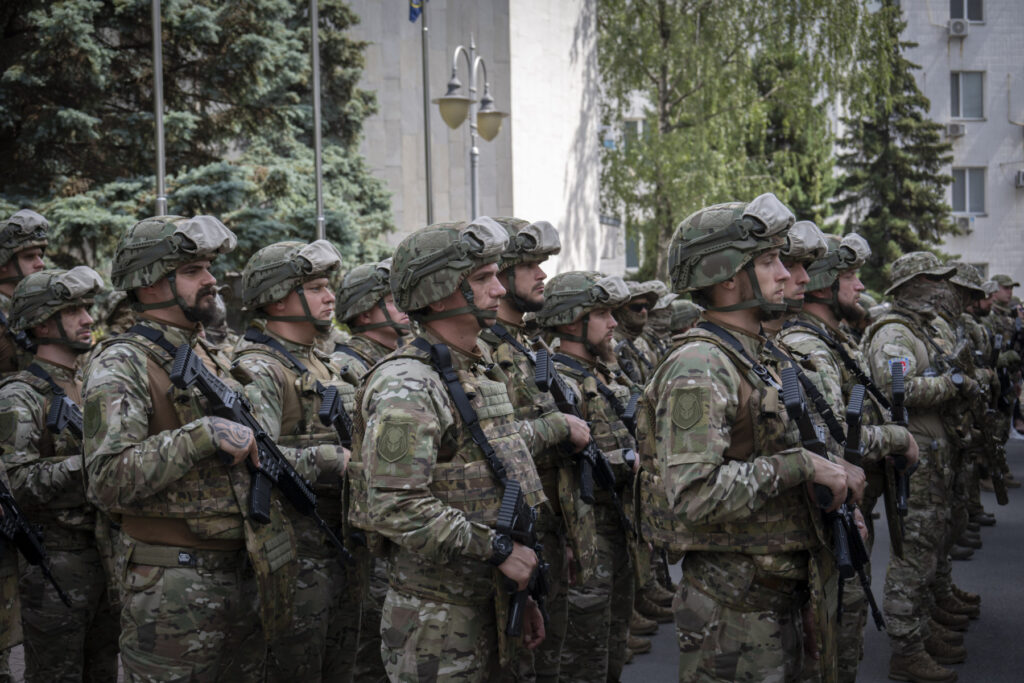 Focuri de armă și atac cu cuțitul asupra patrulelor de recrutare militară în Ucraina