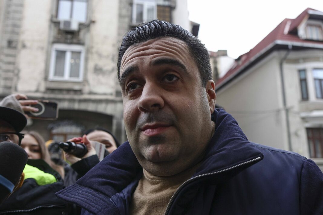 Fostul ministru PSD Răzvan Cuc, plasat în arest la domiciliu / Este acuzat de complicitate la dare de mită pentru atribuirea unui contract de peste 4,5 milioane de euro