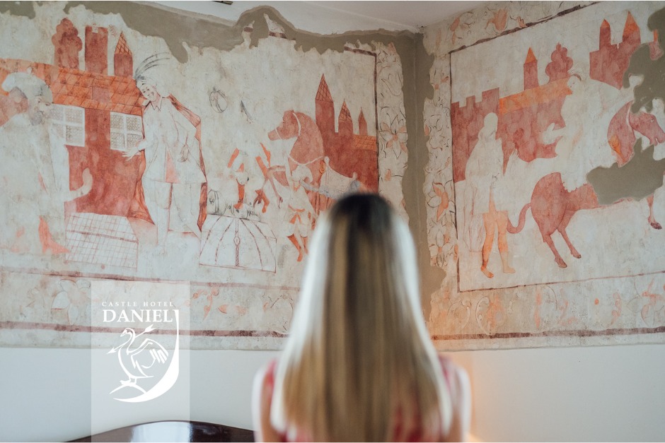 FOTO Facebook-ul de acum 400 de ani, descoperit într-un castel din Covasna / „Membrii familiei au cerut ca pe pereți să fie pictate cele mai importante scene din ascensiunea socială și politică” / Ritualul ”scaunelor vorbitoare”