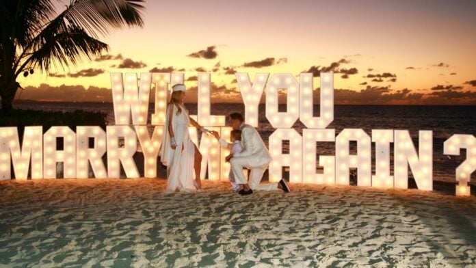 FOTO. Paris Hilton, într-un bikini alb și ochelari cat-eye, în cele mai jucăușe fotografii de ziua ei