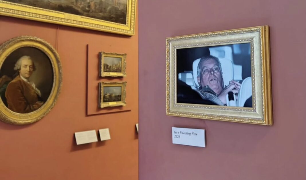 Fotografia fostului prinț Andrew, expusă la Luvru, de un grup de activiști / „Au spus -agățați-l la Luvru. Așa că am făcut-o”