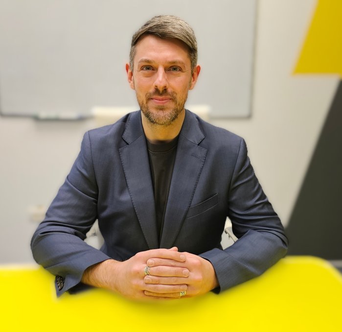 Furnizorul de servicii de conectivitate M247 Global îl aduce pe Pete Wakelam la conducere, după plecarea lui Alex Băloi