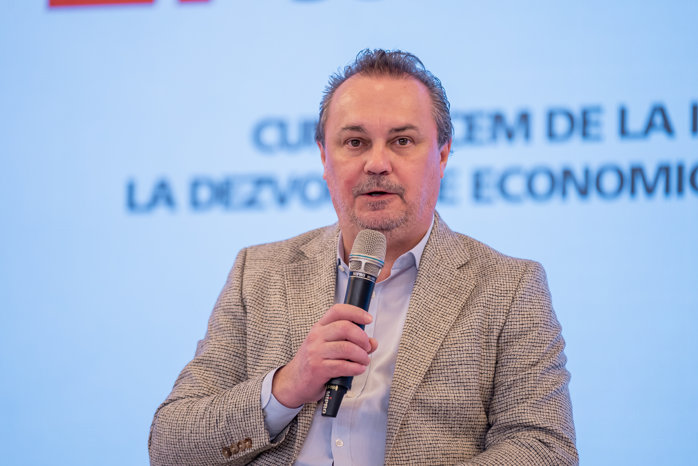 Gabriel Andronache, ANRE: Problema este că noi exportăm pe vârf de producţie unde preţul este mic şi importăm seara pe vârf de sarcină, unde preţurile sunt mari şi de aceea ajungem la acest preţ care este totuşi mare, în condiţiile în care vrem să ne dezvoltăm economia