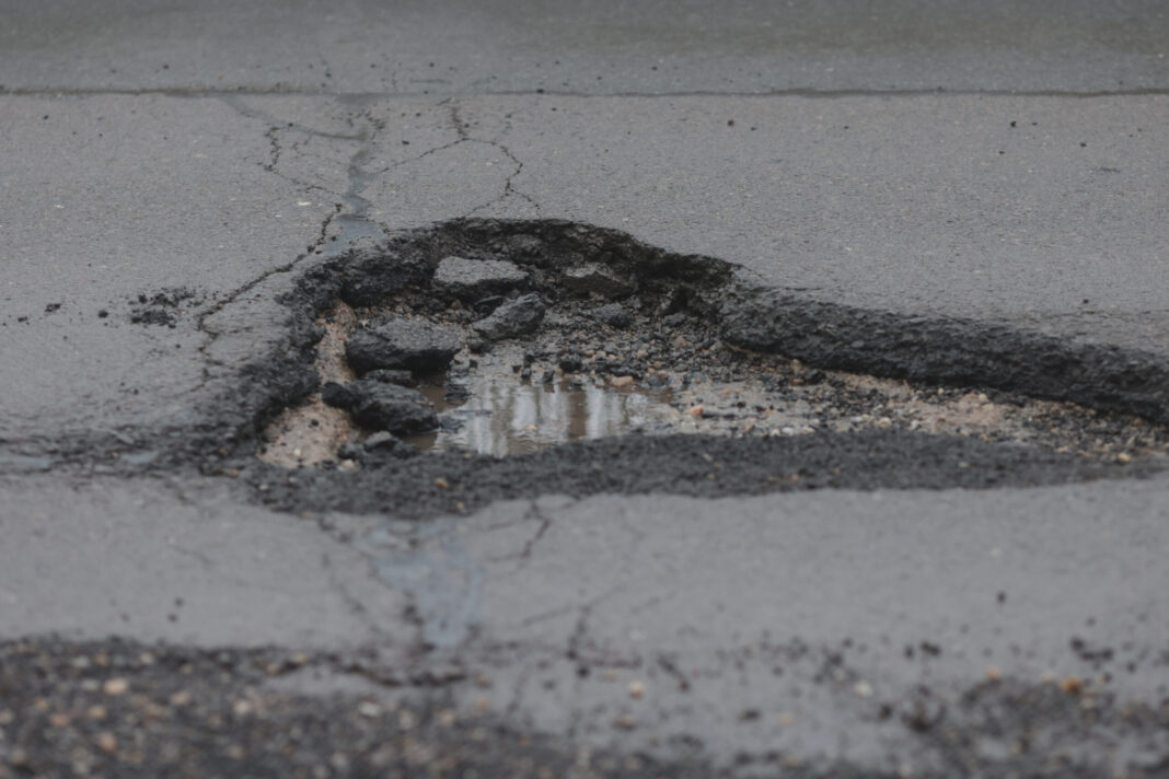 GALERIE FOTO Bucureștiul, ca după bombardament după episodul de iarnă / Primăriile, întrebate despre reparații