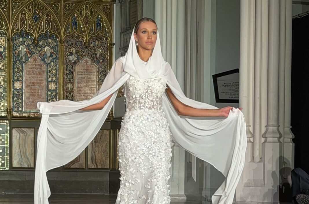 GALERIE FOTO Ce a atras atenția la London Fashion Week: rochiile de mireasă semnate de Johanna Hernandez – corespondență de la Londra