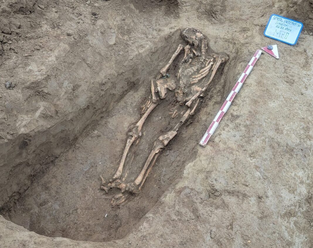 GALERIE FOTO Zeci de morminte din perioada romană, bijuterii, monede și vase, descoperite în timpul lucrărilor de la Spitalul de Boli Infecțioase Constanța / Primarul Chițac acuză că lucrările sunt întârziate din cauza cercetărilor arheologice / Cum se apără Muzeul de Istorie