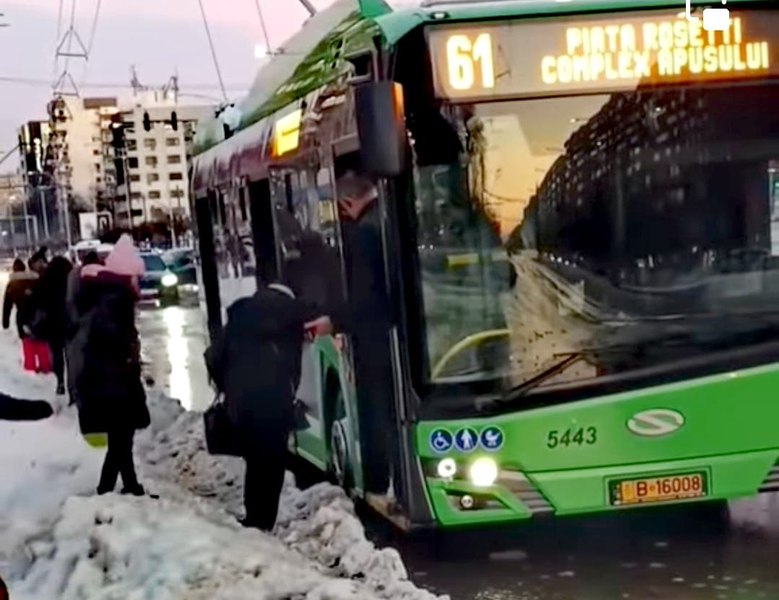 Gest de mare omenie făcut de un șofer de troleibuz. A ajutat călătorii aflați în nămeți să urce în mijlocul de transport