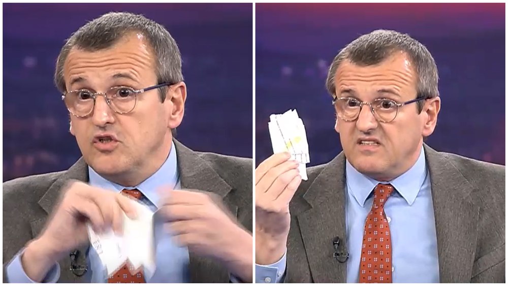 Gest extrem în direct la TV: un profesor și-a rupt diploma de doctor, nemulțumit de noile măsuri pregătite de Guvern: „Asta este valoarea studiilor”