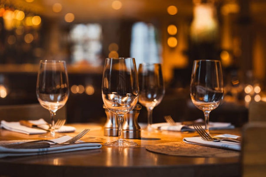 „Google, ajută-mă să nu merg la nuntă!” - Val de căutări online pentru scuze credibile, pe fondul stresului financiar