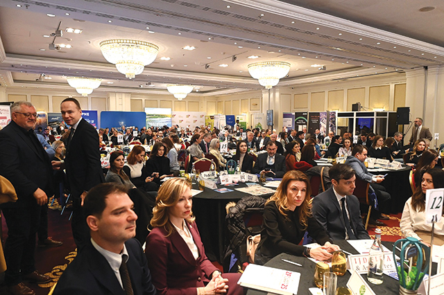 Greii din energie vin la ZF Power Summit, 23-25 februarie. Oamenii care mişcă o piaţă care trebuie să mişte o economie dezbat timp de trei zile cele mai fierbinţi teme din domeniu: energie verde, gaz, nuclear, stocare, materii prime critice, totul e pe masă