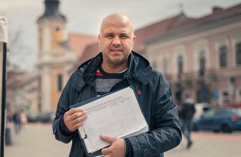 Grindeanu în plenul Camerei Deputaților, către deputatul USR Emanuel Ungureanu, îmbrăcat cu un hanorac inscripţionat pe piept „recorder”: Nu vă mai dau cuvântul dacă veniţi în continuare îmbrăcat altcumva decât în sacou