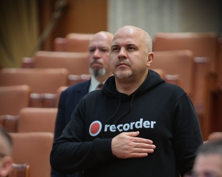 Grindeanu l-a admonestat pe deputatul USR care a venit la Parlament într-un hanorac Recorder: „Nu vă mai dau cuvântul”