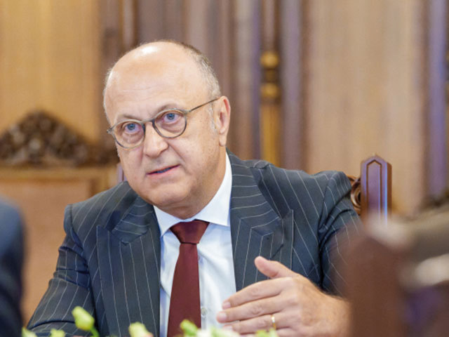 Guvernul a inclus în noul pachet de relansare economică şi măsuri venite din partea mediului de afaceri, propuse de Confederaţia Patronală Concordia. Dan Şucu, preşedinte Concordia: Fără eliminarea risipei banului public şi a birocraţiei excesive, aceste măsuri ar putea rămâne doar pe hârtie, deoarece nu va exista spaţiu fiscal pentru aplicarea lor