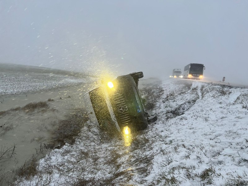 Haos pe șosele din cauza ninsorilor. Două microbuze derapate, mai multe persoane blocate în zăpadă