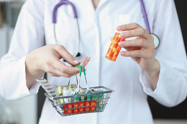Imaginea scumpirii medicamentelor fără reţetă: în cinci ani, piaţa şi-a dublat valoarea, până la 8 mld. lei. În 2020, la volume de aproape 240 de milioane de cutii de medicamente şi produse fără prescripţie medicală (OTC), românii plăteau 4,6 mld. le. Cinci ani mai târziu, la un volum doar cu 5% mai mare, vânzările s-au dublat, până la 8,2 mld. lei