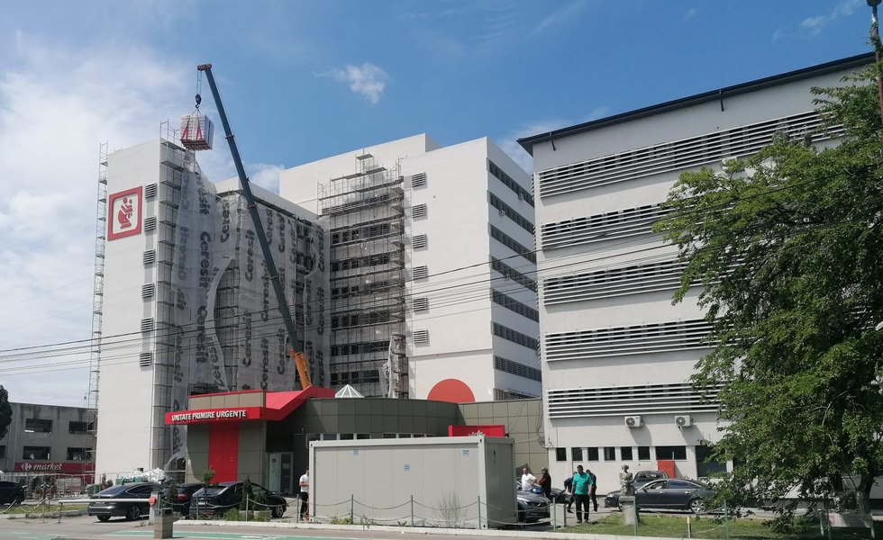 Încăierare între două eleve din Slatina, în toaleta școlii. Un coleg a apelat 112. Una din fete a ajuns la spital