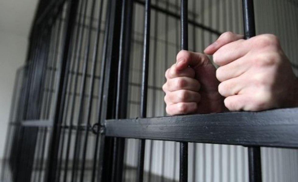 Închisoare pe viaţă pentru bărbatul care şi-a ucis cu toporul concubina, în fața copiilor. Femeia era însărcinată