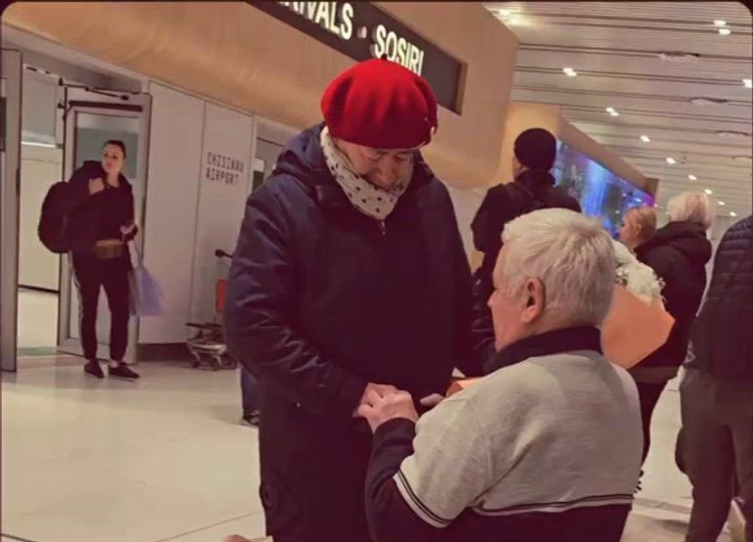 Inimi reunite: Un bărbat și-a cerut iubita din tinerețe de soție, după 45 de ani de despărțire. Imaginile de la Aeroportul Chișinău au devenit virale