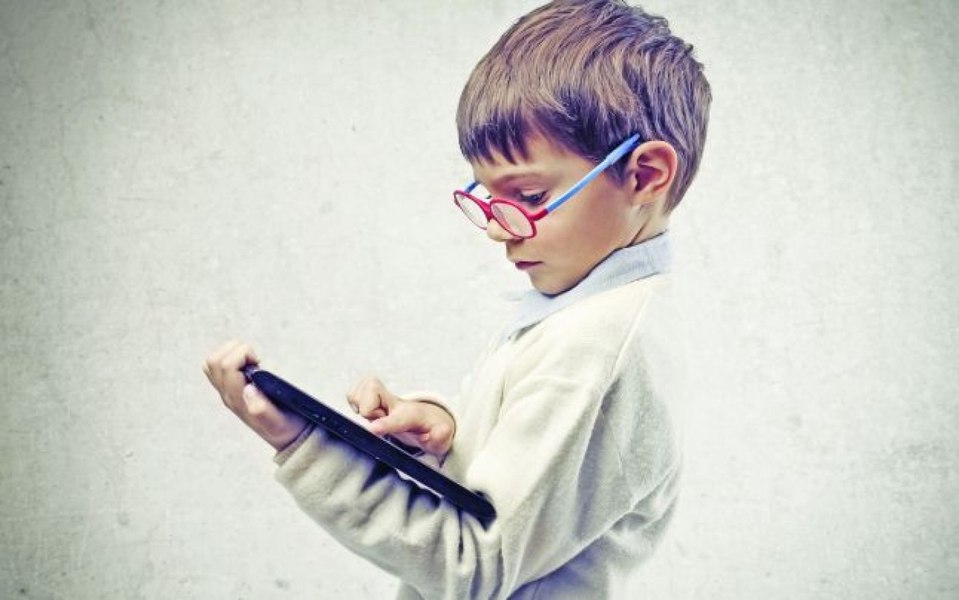 Interdicție sau protecție reală? De ce România trebuie să discute serios despre copiii și social media