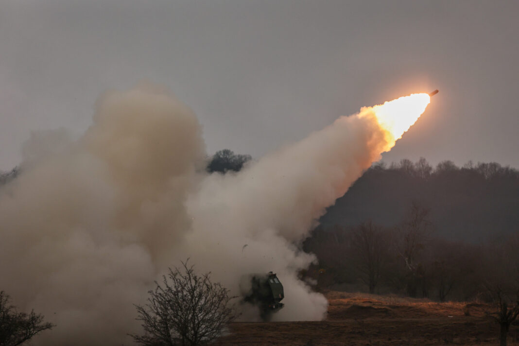 Interoperabilitatea sistemelor de tip „tragi și fugi”, testată de NATO în România: HIMARS-urile românești și poloneze au tras împreună cu obuziere CAESAR franceze la Cincu