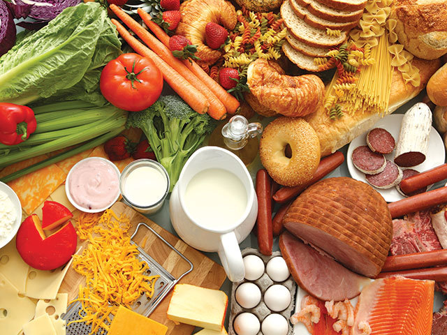 Întrebarea anului: când se va domoli inflaţia în faţa scăderii cererii? De ce se scumpesc alimentele când producătorii agricoli spun că de cinci ani preţurile au îngheţat?