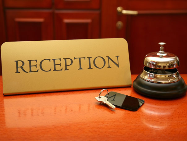 Investiţia în hotel versus rezidenţial, care e mai profitabil? „Hotelul poate genera venituri pe o perioadă mai lungă de timp şi, configurat corect, aduce încasări din surse multiple“. Un hotel poate genera un profit brut din operare de circa 35-40%, în funcţie de clasificarea hotelului, ceea ce înseamnă circa 12-15% profit net