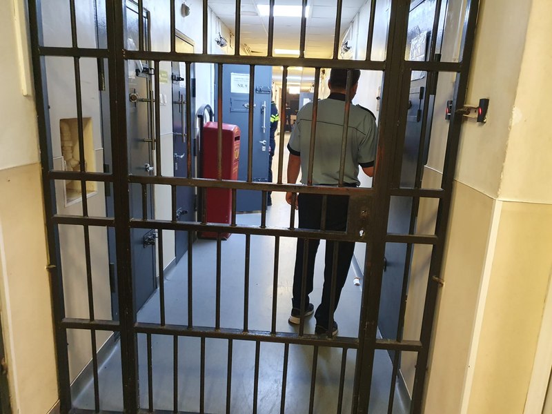 Irlandez arestat în Bucureşti după ce a înjunghiat un conaţional care a cerut ajutor într-o farmacie. Mesajul Poliţiei pentru turiştii străini