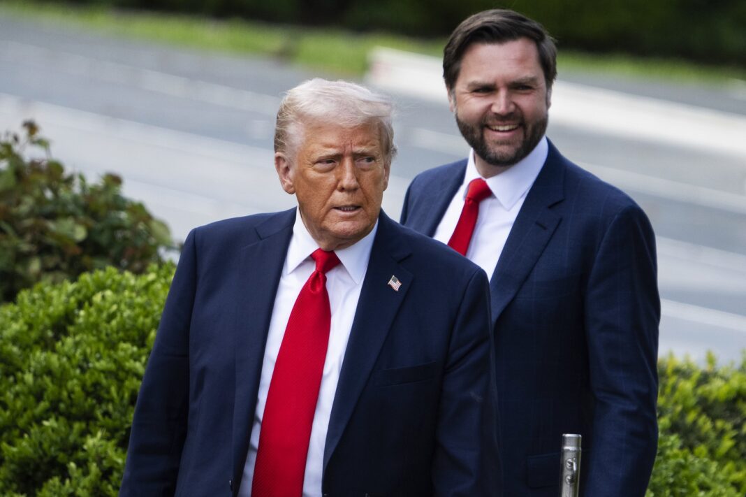 JD Vance afirmă că dosarele Epstein dezvăluie „natura incestuoasă a elitelor americane”, dar susține că Trump se află „în afara cercului social”