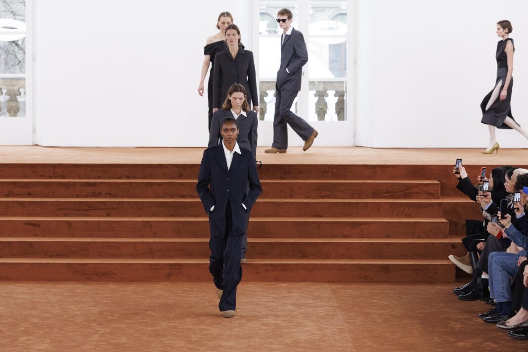 Jil Sander aduce liniștea la Milano: minimalismul care domină în colecția pentru sezonul Toamnă-Iarnă 2026-2027