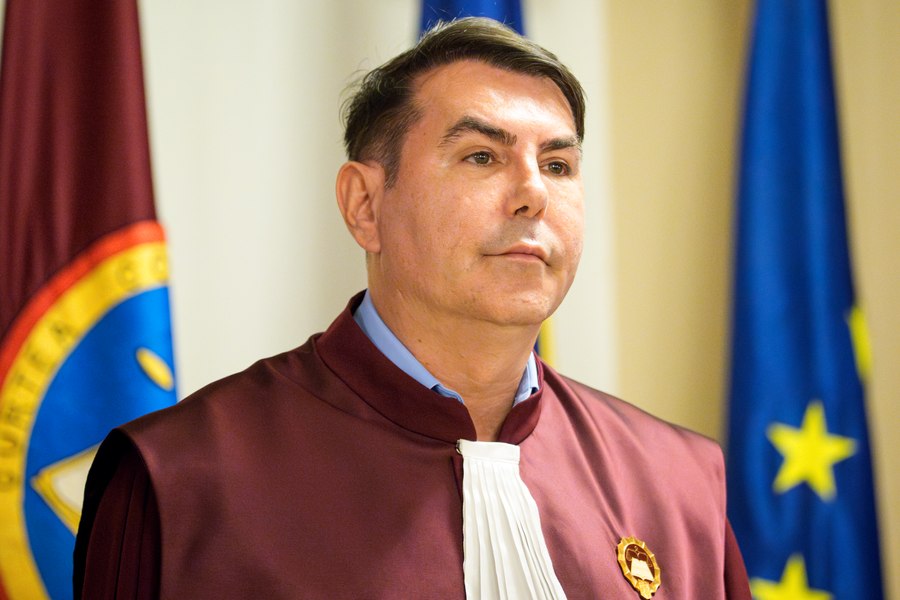 Judecătorul Gheorghe Stan, aflat în concediu de paternitate, a apărut astăzi la ședința CCR