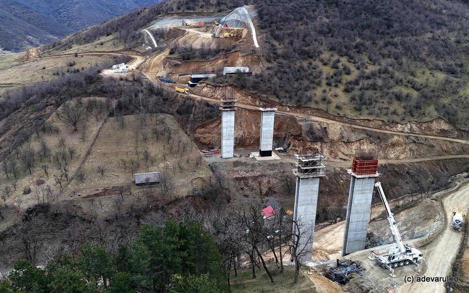 Kilometrul zero al Autostrăzii Sibiu – Pitești. Tunelul Boița prinde contur printre viaductele aflate în construcție
