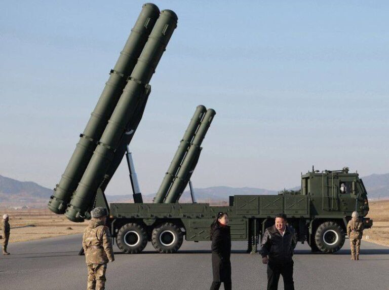 Kim Jong Un laudă un uriaș lansator multiplu de rachete ce poate să tragă focoase nucleare