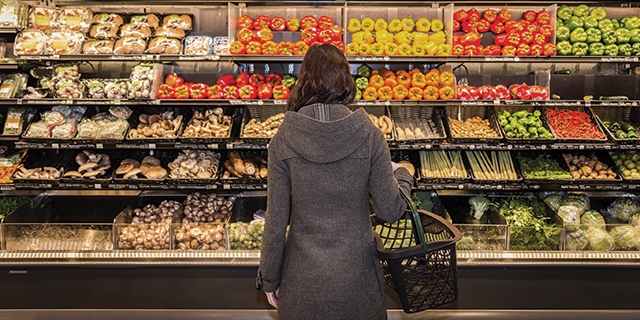 La carne de porc, peşte, cartofi, unt, zahăr şi orez, România are un grad de autoaprovizionare sub 50%. Grâul şi porumbul ne salvează la export, dar balanţa finală rămâne negativă, cu deficit agroalimentar de 5 mld. euro