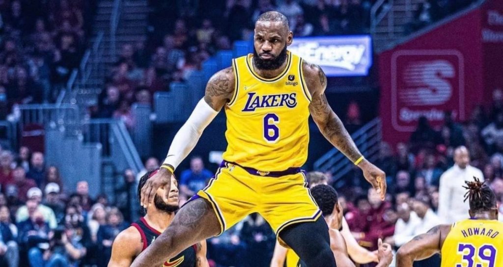 LeBron James devine cel mai în vârstă jucător care a realizat un triple-double în istoria NBA
