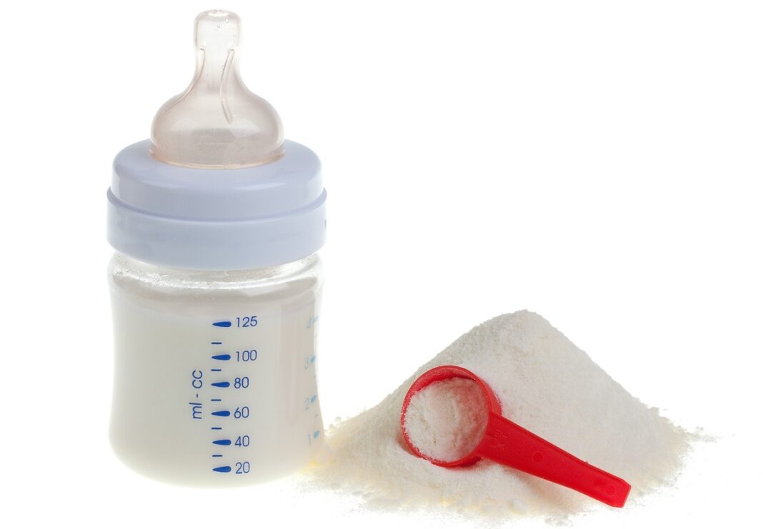 Mai multe formule de lapte praf pentru sugari, retrase de pe piaţă / Este suspectată prezența unei toxine periculoase