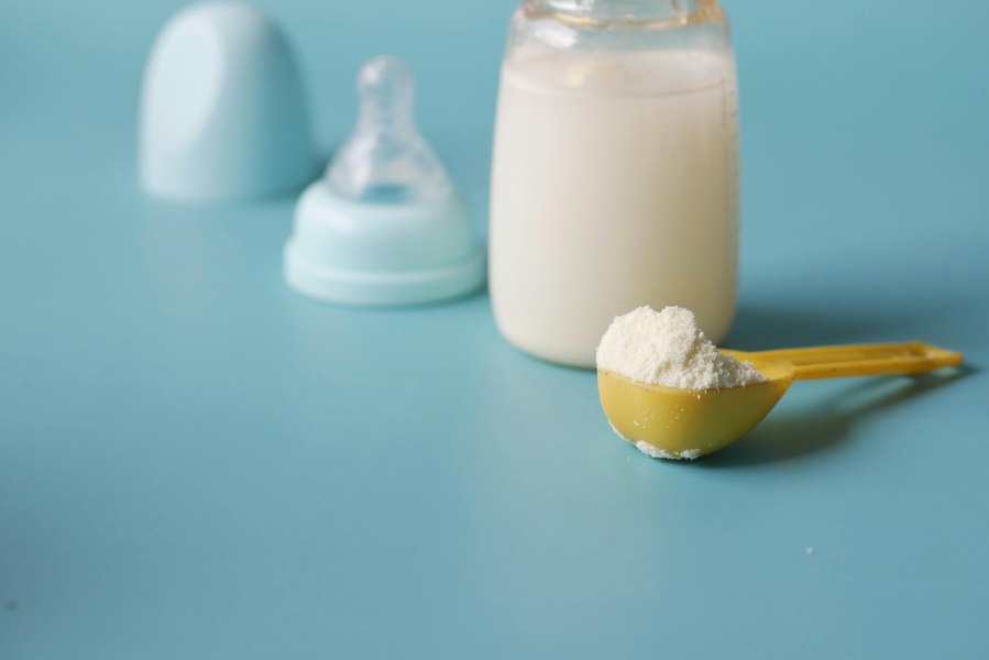 Mai multe formule de lapte praf pentru sugari, retrase din cauza riscului de contaminare. Anunțul ANSVSA