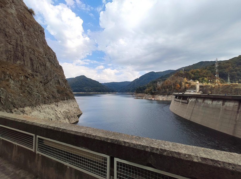 Mai multe unități de cazare și localuri în aval de barajul Vidraru, anchetate pentru fose fără fund care au contaminat pânza freatică