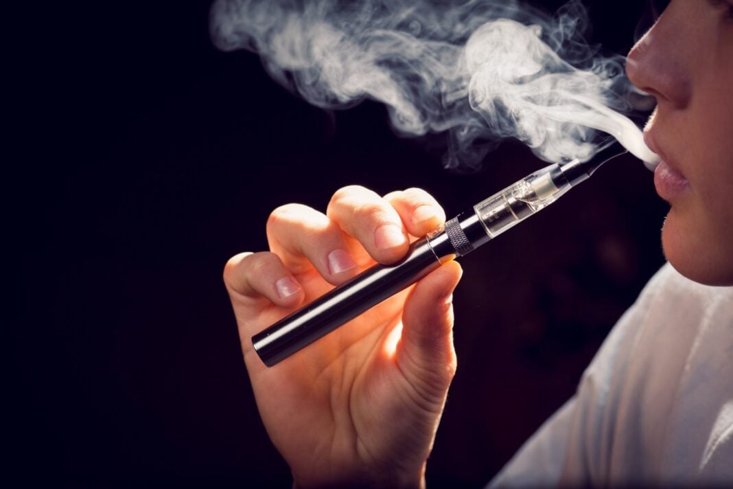 Marea Britanie înăsprește regulile pentru fumători. Vaping interzis în mașini când sunt copii