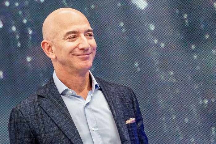 Miliardarul american Jeff Bezos, fondatorul Amazon, nu mai vrea să aibă pierderi: Celebrul ziar american Washington Post concediază o treime din angajaţi pentru a-şi reduce pierderile. 300 de jurnalişti au fost daţi afară