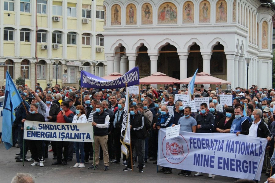 Minerii și energeticienii protestează în Piața Victoriei, până la ora 17:00. Cer vouchere de vacanță, tichete de masă și protecție socială